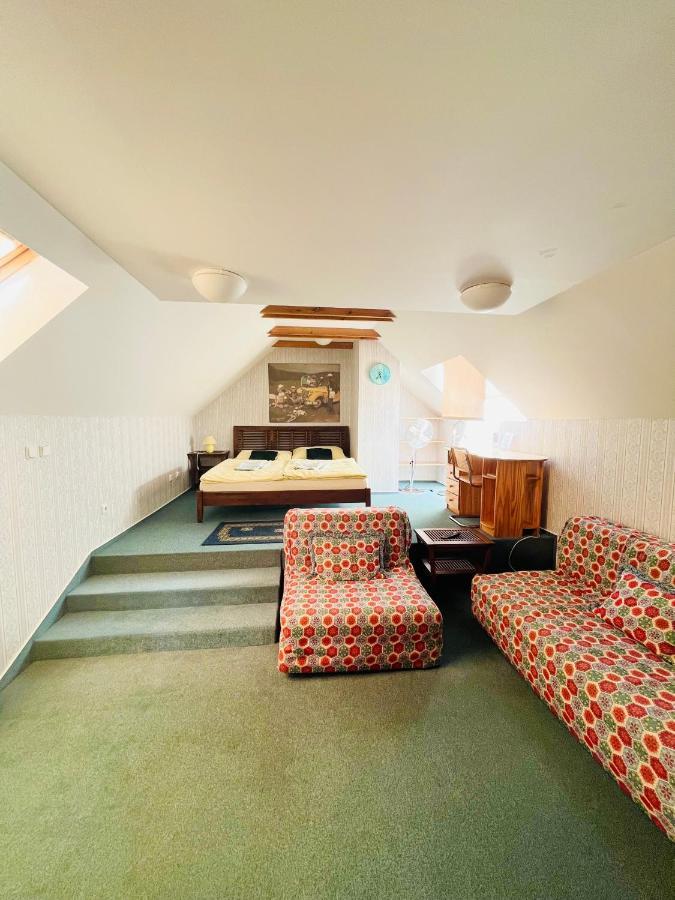 Jested Golf Restaurace A Penzion Svetla pod Jestedem Exteriör bild