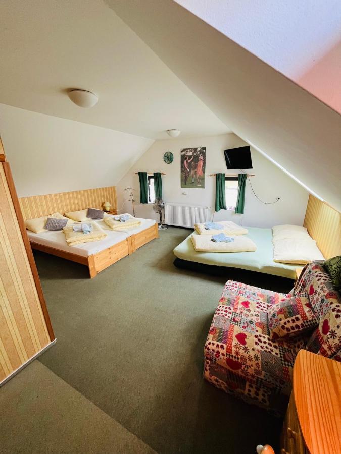 Jested Golf Restaurace A Penzion Svetla pod Jestedem Exteriör bild