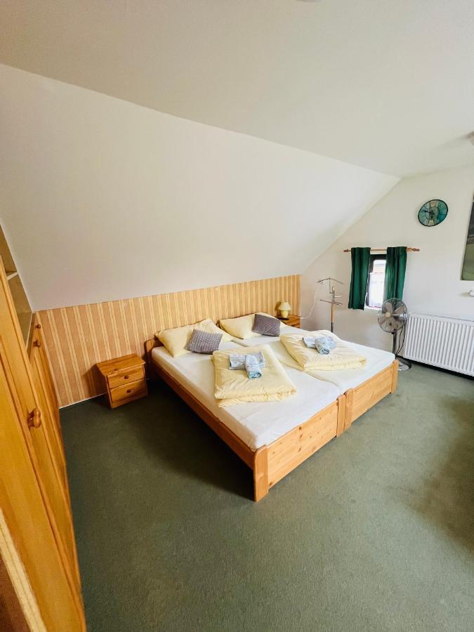 Jested Golf Restaurace A Penzion Svetla pod Jestedem Exteriör bild