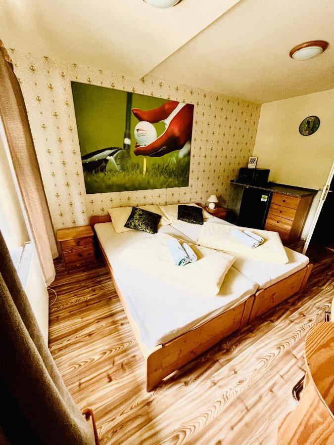 Jested Golf Restaurace A Penzion Svetla pod Jestedem Exteriör bild