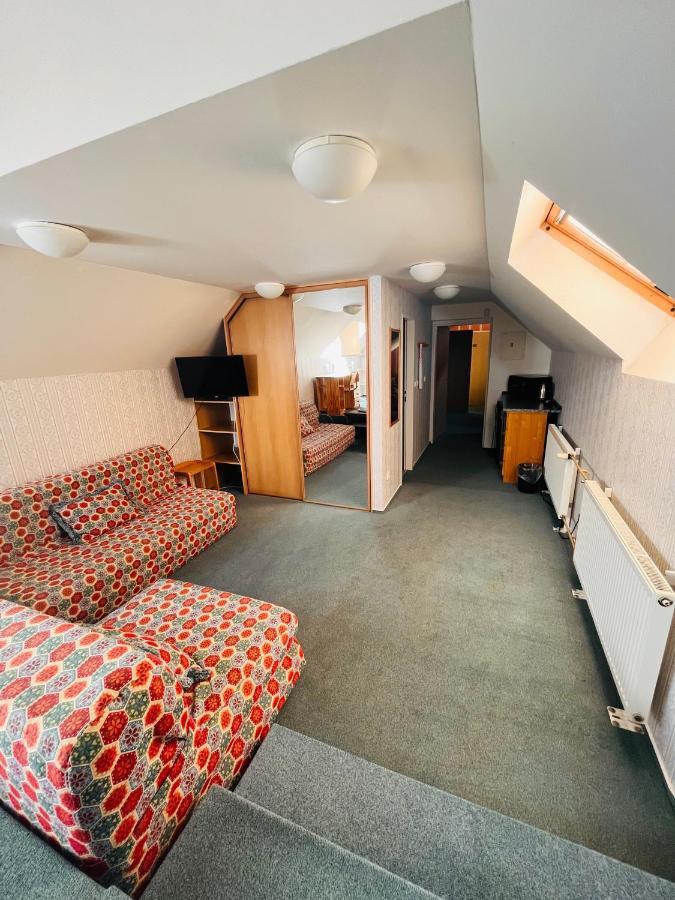 Jested Golf Restaurace A Penzion Svetla pod Jestedem Exteriör bild