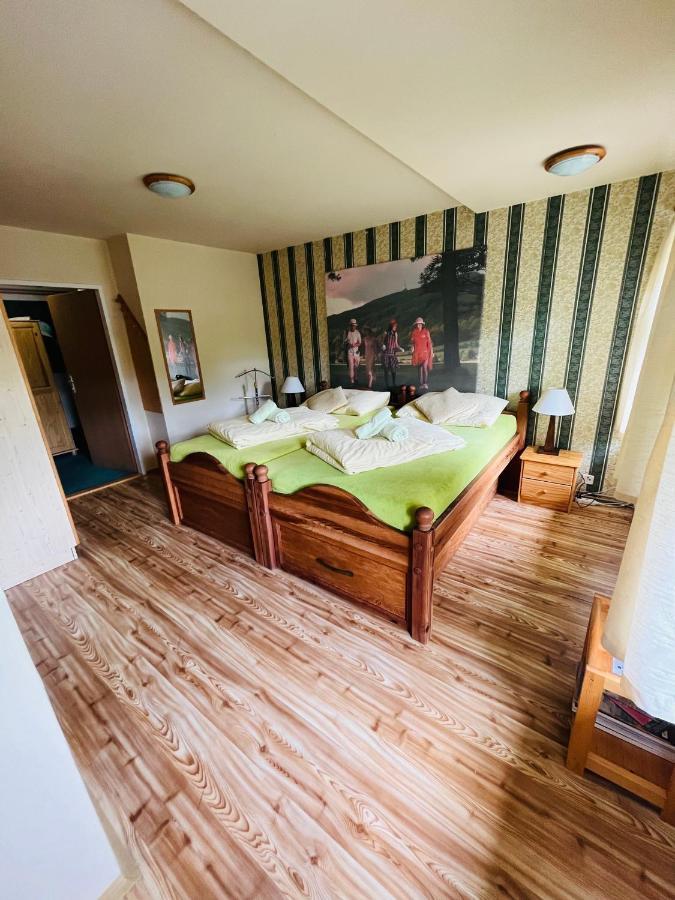 Jested Golf Restaurace A Penzion Svetla pod Jestedem Exteriör bild